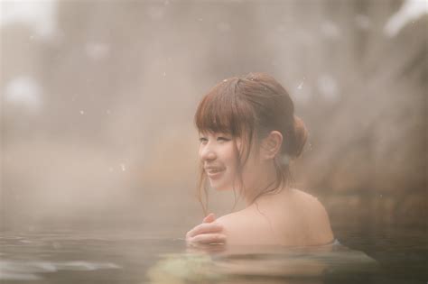  氷泉温泉！神秘的な泉質と癒しの湯が旅人を魅了する